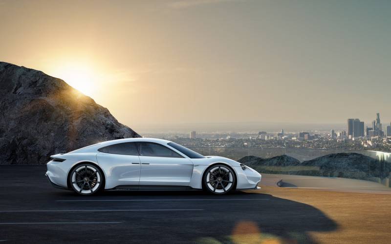 Vente de Porsche électrique par un concessionnaire à Toulon La Garde